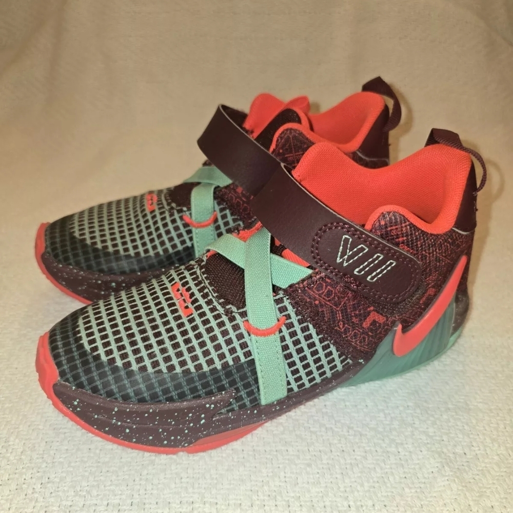 Nike Lebron Witness 7 SE Kids. Team Maroon/ Jade Size 1Y
